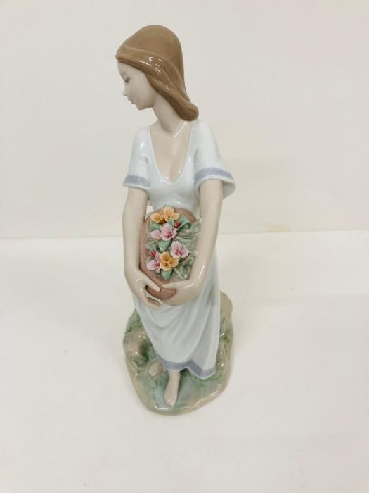 A Boxed Lladro Privilege porcelain figurine "Garden of Athens" - Image 4 of 7