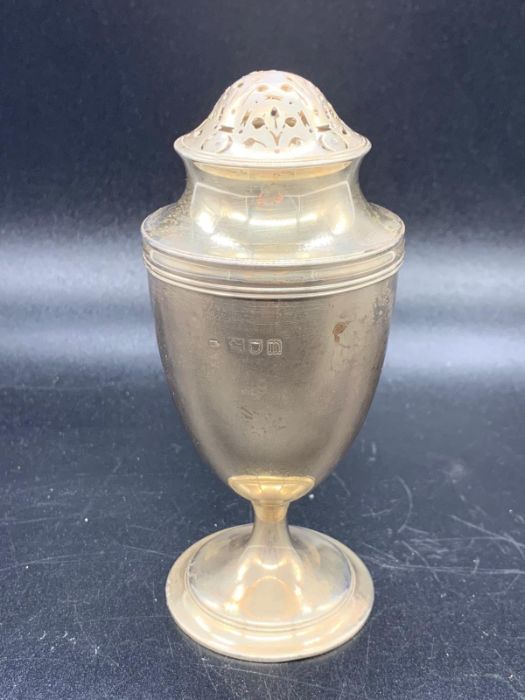 A silver sugar shaker, hallmarked for London 1908 (93 g) by William Chawner II - Image 3 of 6