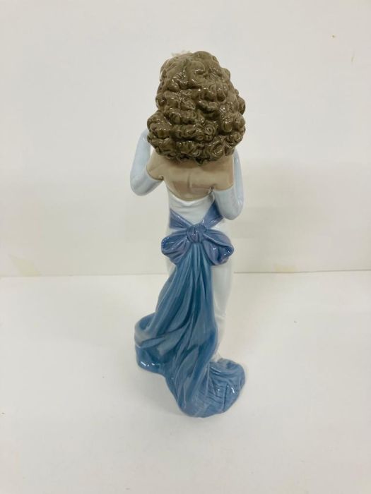 A Boxed Lladro porcelain figurine "Anticipation" No 6608 - Image 4 of 8