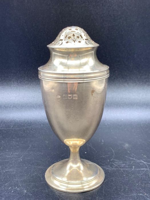 A silver sugar shaker, hallmarked for London 1908 (93 g) by William Chawner II - Image 2 of 6