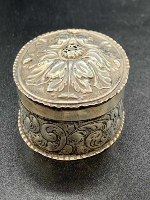 An ornate Victorian silver pill box with floral design to lid, hallmarked for Birmingham 1887 - Image 4 of 8