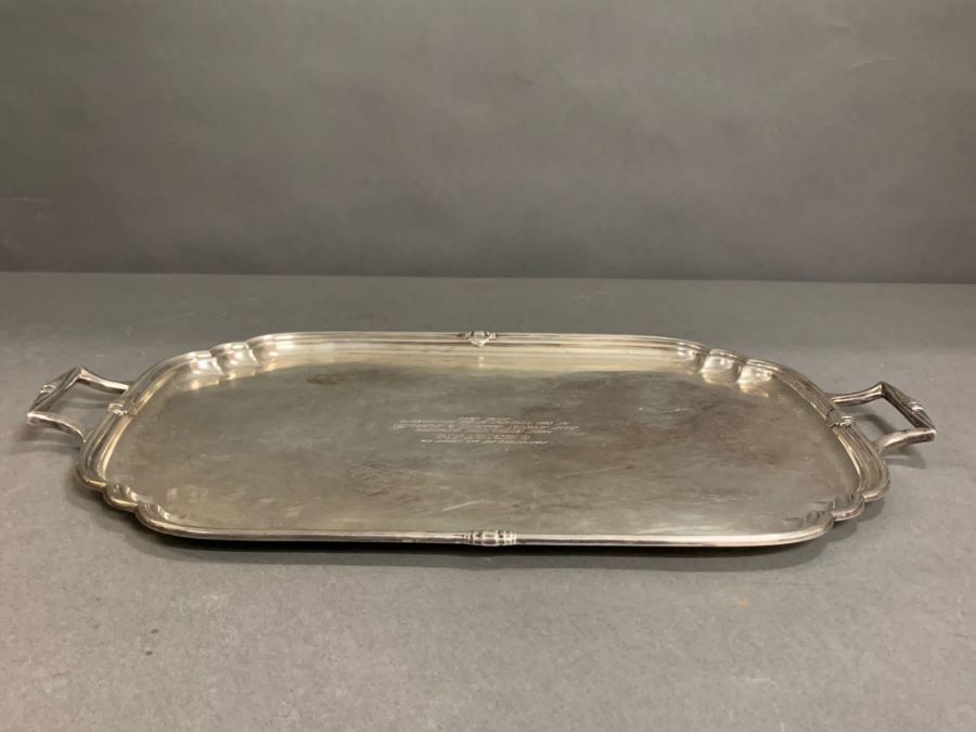 An Art Deco style silver tray, with a central inscription from 1955. Hallmarked for Sheffield 1951 - Image 4 of 6