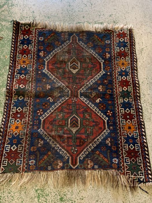 A Persian Hamadan carpet with two centre medallions (100cm x 82cm) - Image 3 of 5