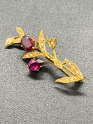 A 9ct gold brooch in floral spray design (2.6g)