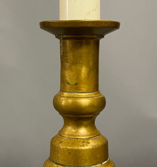 Two pairs of 19th century brass candlesticks with square bases and baluster stems (H25cm and H20cm) - Image 9 of 19