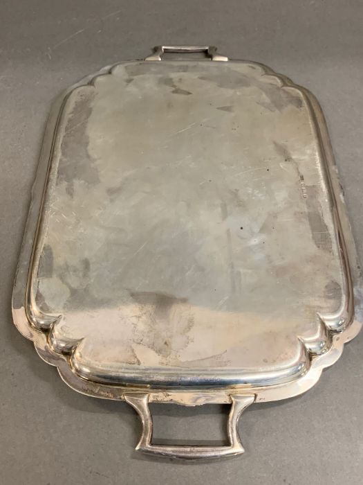 An Art Deco style silver tray, with a central inscription from 1955. Hallmarked for Sheffield 1951 - Image 6 of 6