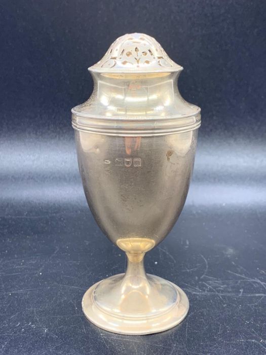 A silver sugar shaker, hallmarked for London 1908 (93 g) by William Chawner II
