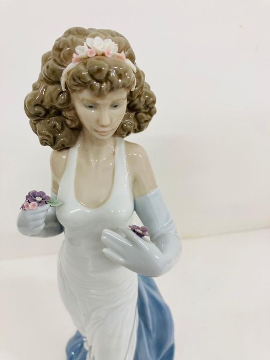 A Boxed Lladro porcelain figurine "Anticipation" No 6608 - Image 7 of 8
