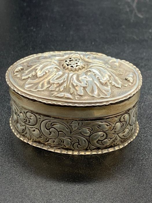 An ornate Victorian silver pill box with floral design to lid, hallmarked for Birmingham 1887 - Image 3 of 8