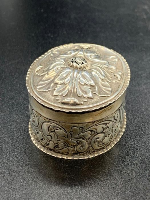 An ornate Victorian silver pill box with floral design to lid, hallmarked for Birmingham 1887 - Image 5 of 8