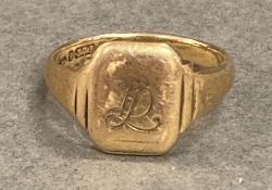 A 9ct gold signet ring (5.4g)