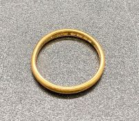 A 22ct yellow gold wedding band (Total Weight 3g)