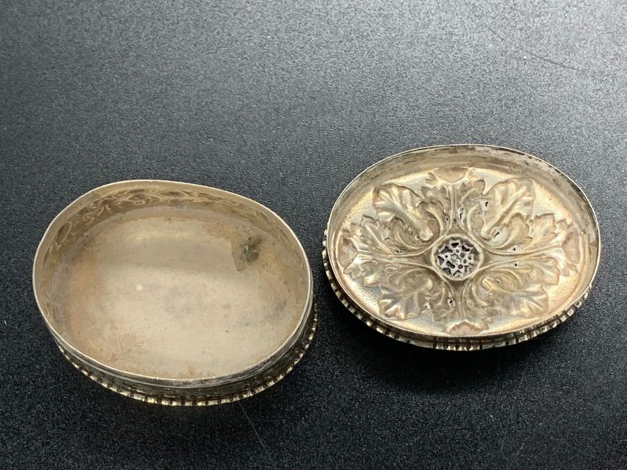 An ornate Victorian silver pill box with floral design to lid, hallmarked for Birmingham 1887 - Image 7 of 8