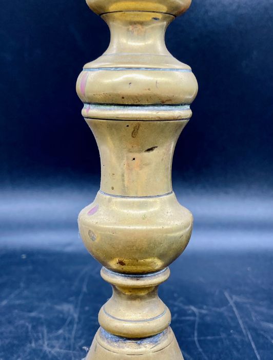Two pairs of 19th century brass candlesticks with square bases and baluster stems (H25cm and H20cm) - Image 3 of 19