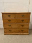 A pine chest of drawers (H95cm W105cm D50cm)