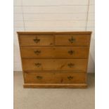 A pine chest of drawers (H95cm W105cm D50cm)