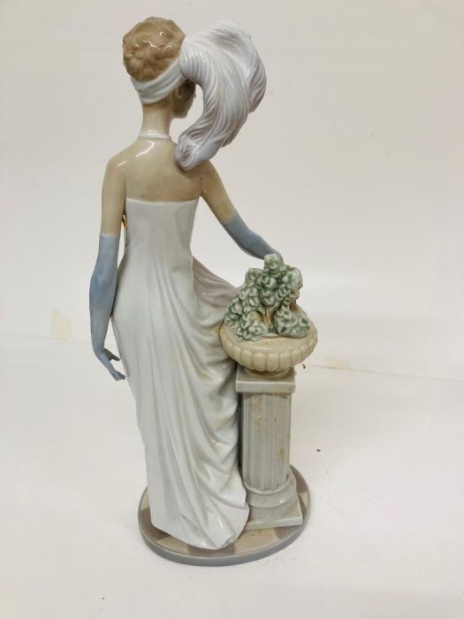 A Boxed Lladro porcelain figurine "Summer Serenade" No 6193Condition Report looks like a repair to - Image 4 of 8
