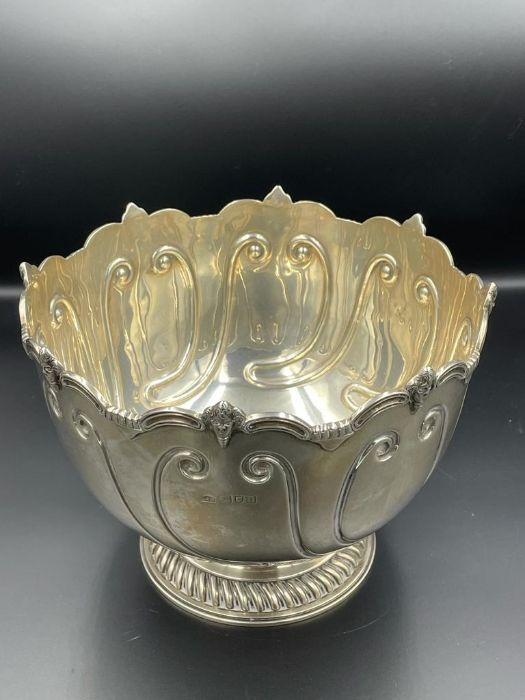 A Silver punch bowl, engraved (Total Weight 653g) by Crichton Brothers, hallmarked for London 1908. - Image 3 of 3