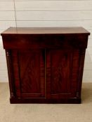 A mahogany side cabinet with turned side supports (H93cm W92cm D41cm)