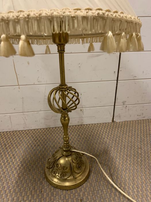 A brass table lamp - Image 2 of 2