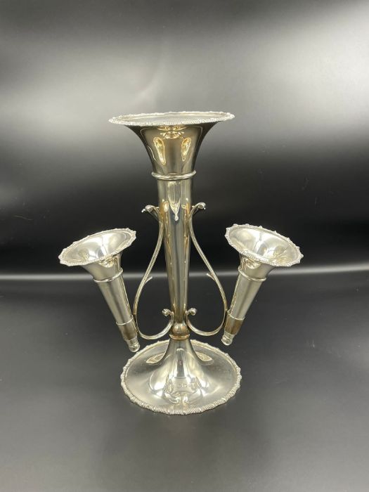 A silver Epergne, hallmarked for Birmingham by Thomas Latham & Ernest Morton 1910 - Image 4 of 4