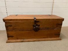 A pine trunk with metal hinges and handles to sides (H46cm W106cm D41cm)