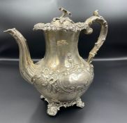 A Victorian silver teapot hallmarked for 1838, London, makers mark WT. (Total Weight 765g)