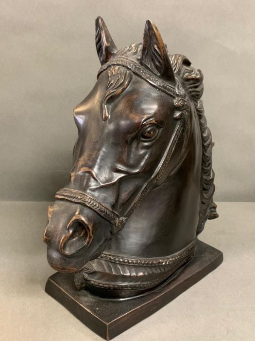 A bronze effect metal horse head sculpture (40cm x 40cm)