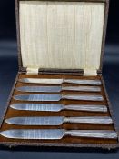 A Boxed set of six silver handled tea knives, hallmarked for Sheffield 1922.