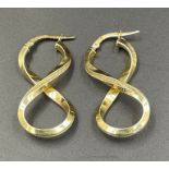 A Pair of 18ct gold figure of eight earring ( 2.7g)