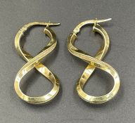 A Pair of 18ct gold figure of eight earring ( 2.7g)