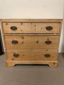An antique pine chest of drawers (H80cm W86cm D44cm)