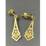 A pair of 18ct gold earrings (5g)