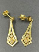 A pair of 18ct gold earrings (5g)