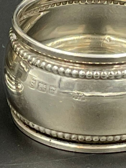 Two silver items, a napkin ring and a small cruet. (Total weight 39g) - Image 2 of 3