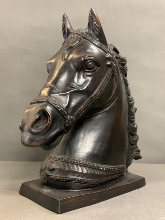 A bronze effect metal horse head sculpture (40cm x 40cm) - Image 2 of 6