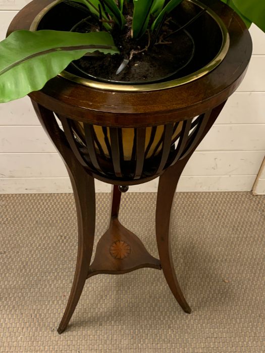 An Edwardian mahogany jardinière, with open slatted sides brass container (H92cm) with splayed Tri - Image 4 of 5