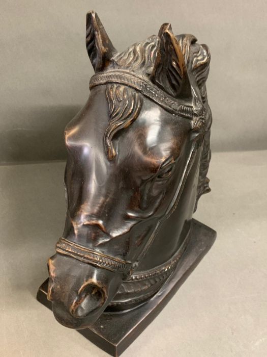 A bronze effect metal horse head sculpture (40cm x 40cm) - Image 4 of 6