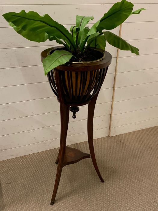 An Edwardian mahogany jardinière, with open slatted sides brass container (H92cm) with splayed Tri - Image 3 of 5