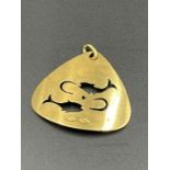 A Fish inspired 18ct gold pendant (4.8g)