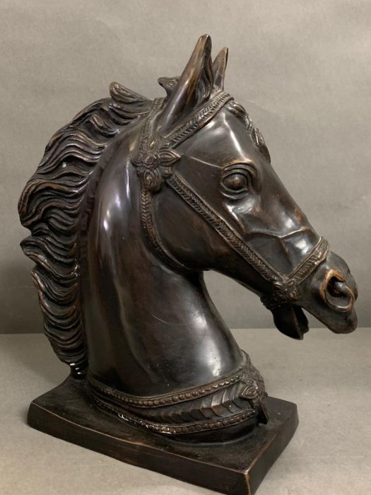A bronze effect metal horse head sculpture (40cm x 40cm) - Image 3 of 6