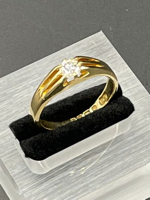 An 18ct yellow gold diamond Gypsy set style ring 8 claws approx total weight 6g. Diamond aapprox - Image 3 of 4