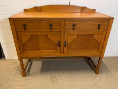 An oak sideboard on turned legs (H97cm W124cm D43cm)