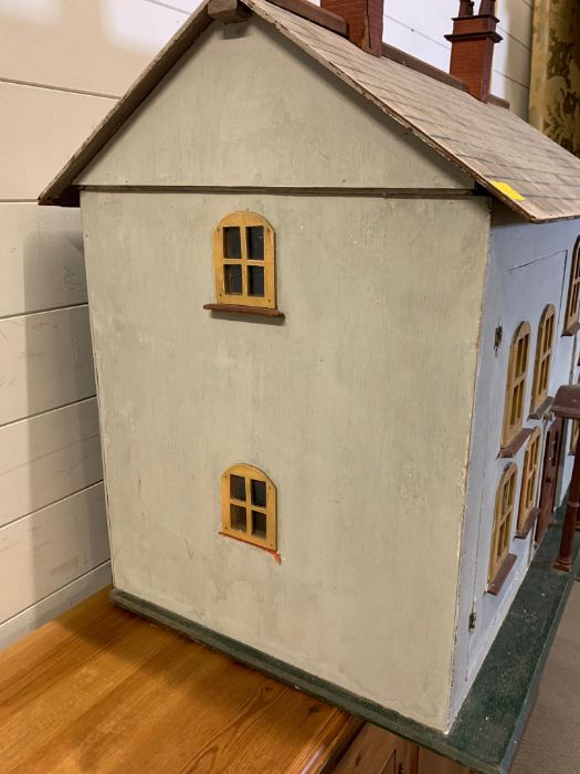 A vintage large wooden dolls house - Image 4 of 4