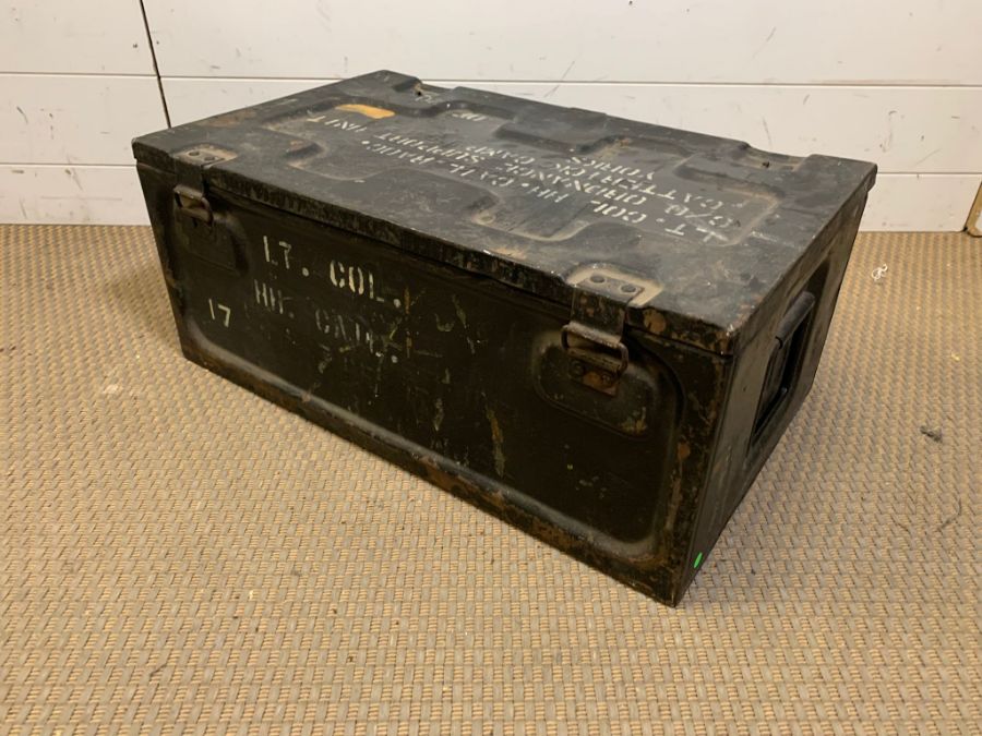 A metal army travel case/truck (H27cm W62cm D38cm) - Image 4 of 4