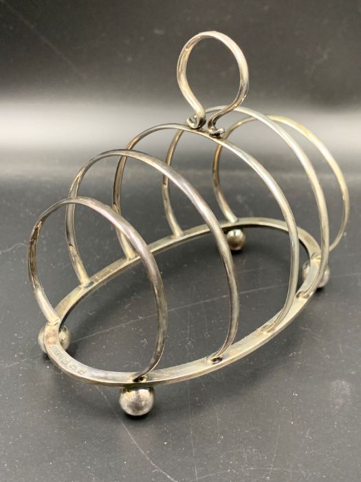 A silver toast rack , hallmarked for Birmingham 1929 by George Unite & Sons & Lyde Ltd. - Image 3 of 3