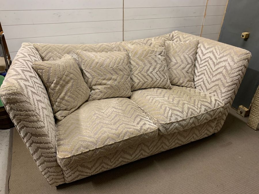 A contemporary two seater sofa (H99cm W205cm D106cm) - Image 2 of 5
