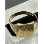 A 9ct gold signet ring (Total weight 4.1g)