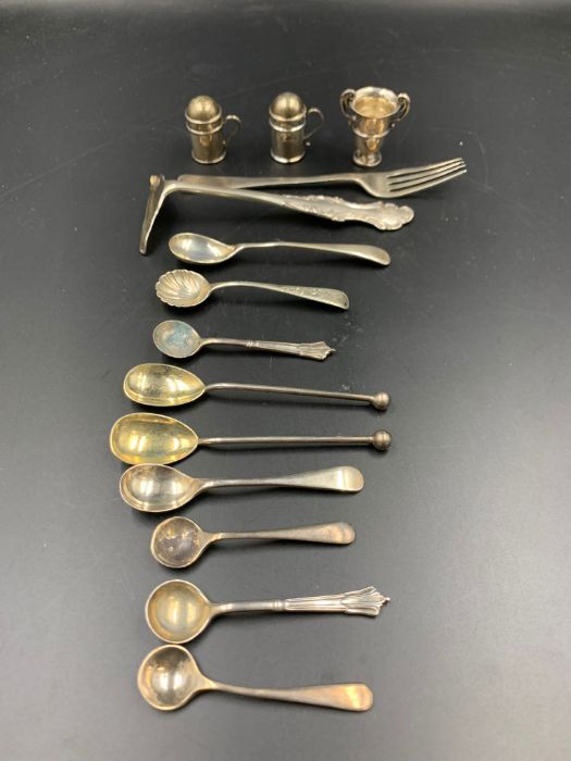 A small selection of silver curios, mustard spoons etc. - Image 2 of 6