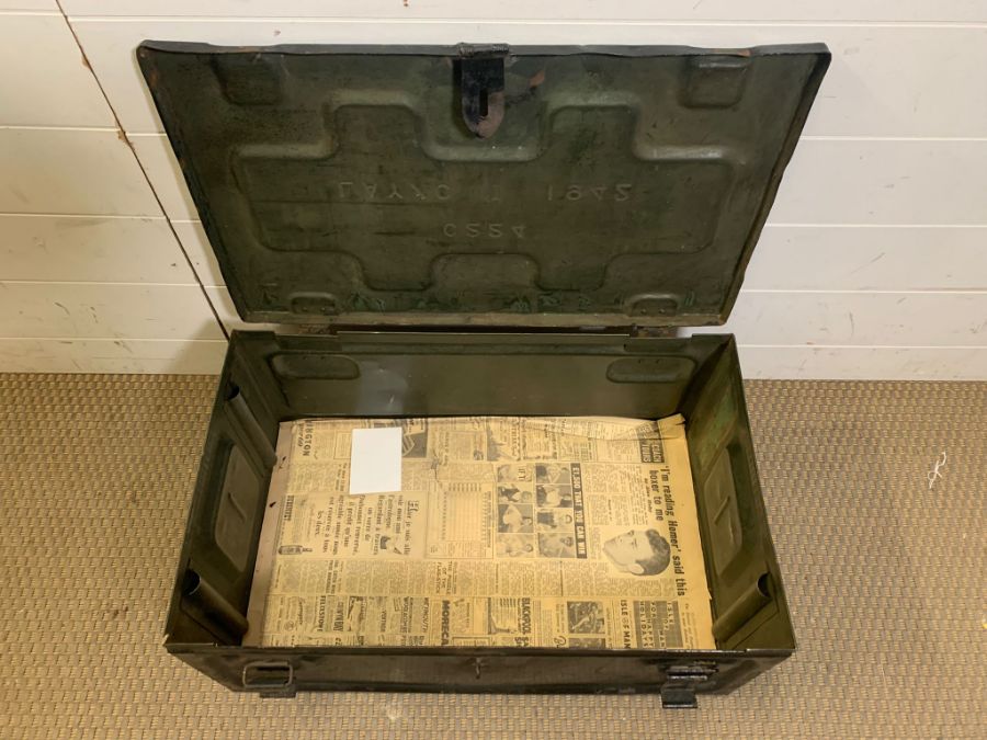 A metal army travel case/truck (H27cm W62cm D38cm) - Image 2 of 4